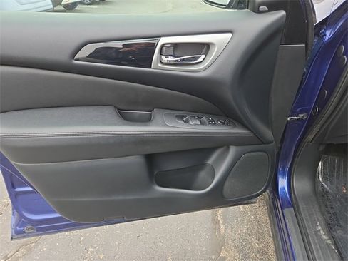 Used 2019 Nissan Pathfinder SV image 11