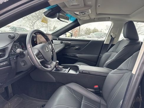 Certified 2025 Lexus ES 300h Ultra Luxury image 9