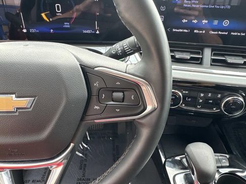 Used 2025 Chevrolet Trax LT w/ LT Convenience Package image 24