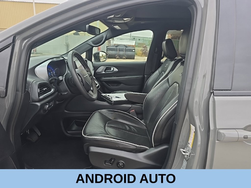 Used 2025 Chrysler Pacifica Limited FWD image 13