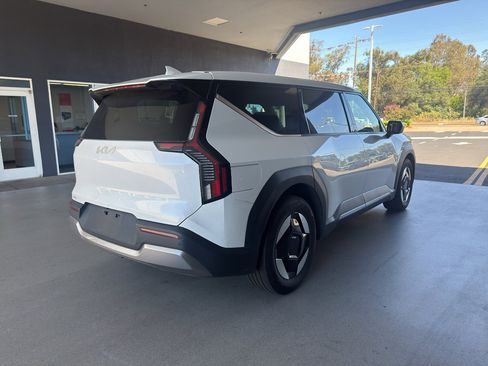 Used 2024 Kia EV9 Light Long Range RWD image 5