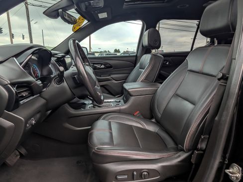 Used 2022 Chevrolet Traverse RS image 2