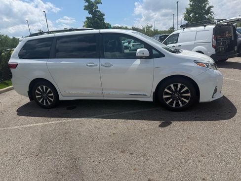 Used 2019 Toyota Sienna Limited Premium AWD/4WD image 4