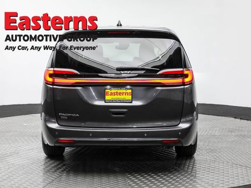 Used 2023 Chrysler Pacifica Touring-L image 6