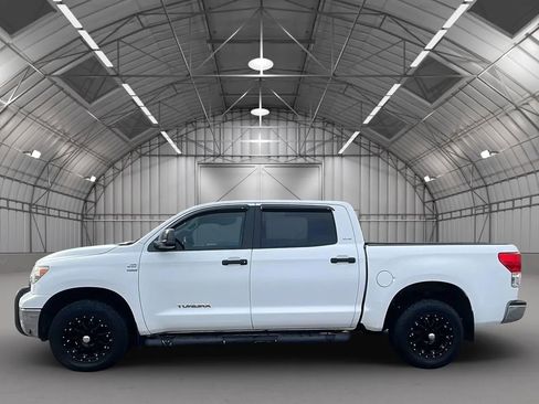 Used 2011 Toyota Tundra 4x4 CrewMax image 2