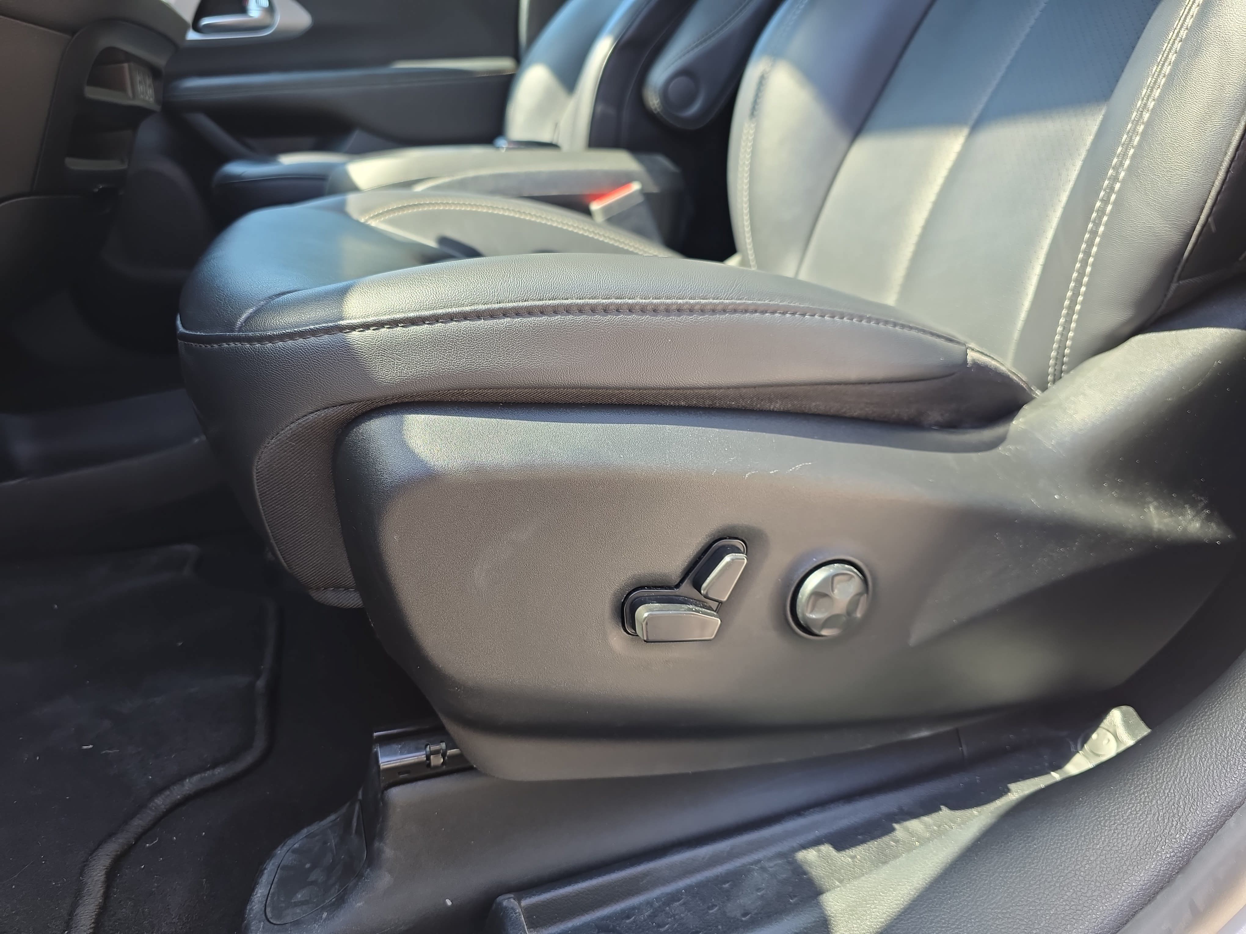 Used 2024 Chrysler Pacifica Limited FWD image 12