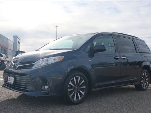 Certified 2019 Toyota Sienna XLE image 1