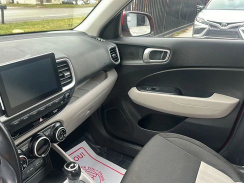 Used 2022 Hyundai Venue SEL image 11