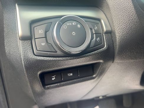 Used 2018 Ford Explorer XLT w/ Equipment Group 202A AWD/4WD image 12
