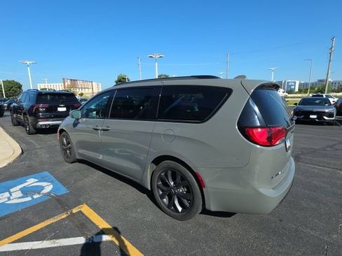 Used 2020 Chrysler Pacifica Touring-L w/ S Appearance Package FWD image 3