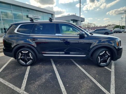 Used 2024 Kia Telluride EX w/ EX Captain's Chair Package FWD image 2