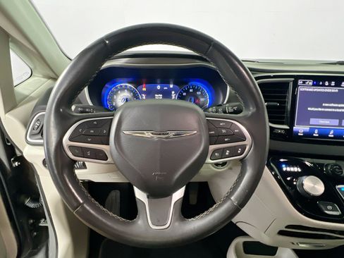 Used 2022 Chrysler Pacifica Touring-L image 15