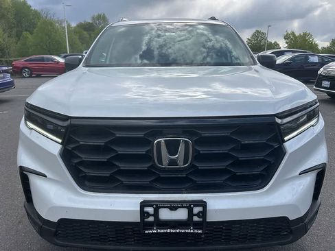 Used 2025 Honda Pilot Sport image 2