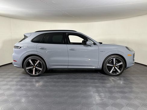 Certified 2024 Porsche Cayenne Turbo AWD/4WD image 8