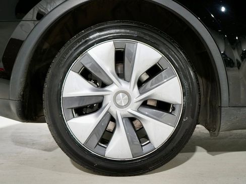 Used 2023 Tesla Model Y Long Range image 33