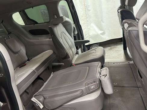 Used 2018 Chrysler Pacifica Touring-L Plus w/ Tire & Wheel Group FWD image 32