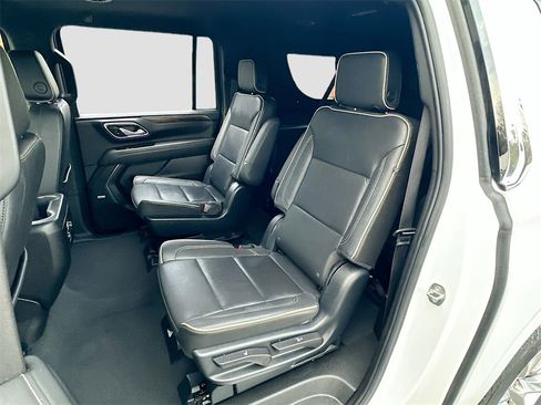 Used 2023 Chevrolet Suburban Premier image 25