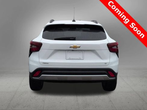 Used 2024 Chevrolet Trax LT w/ LT Convenience Package image 5