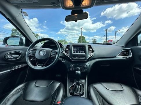 Used 2019 Jeep Cherokee Latitude Plus FWD image 20