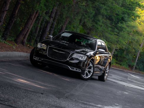 Used 2016 Chrysler 300 C Platinum RWD image 20
