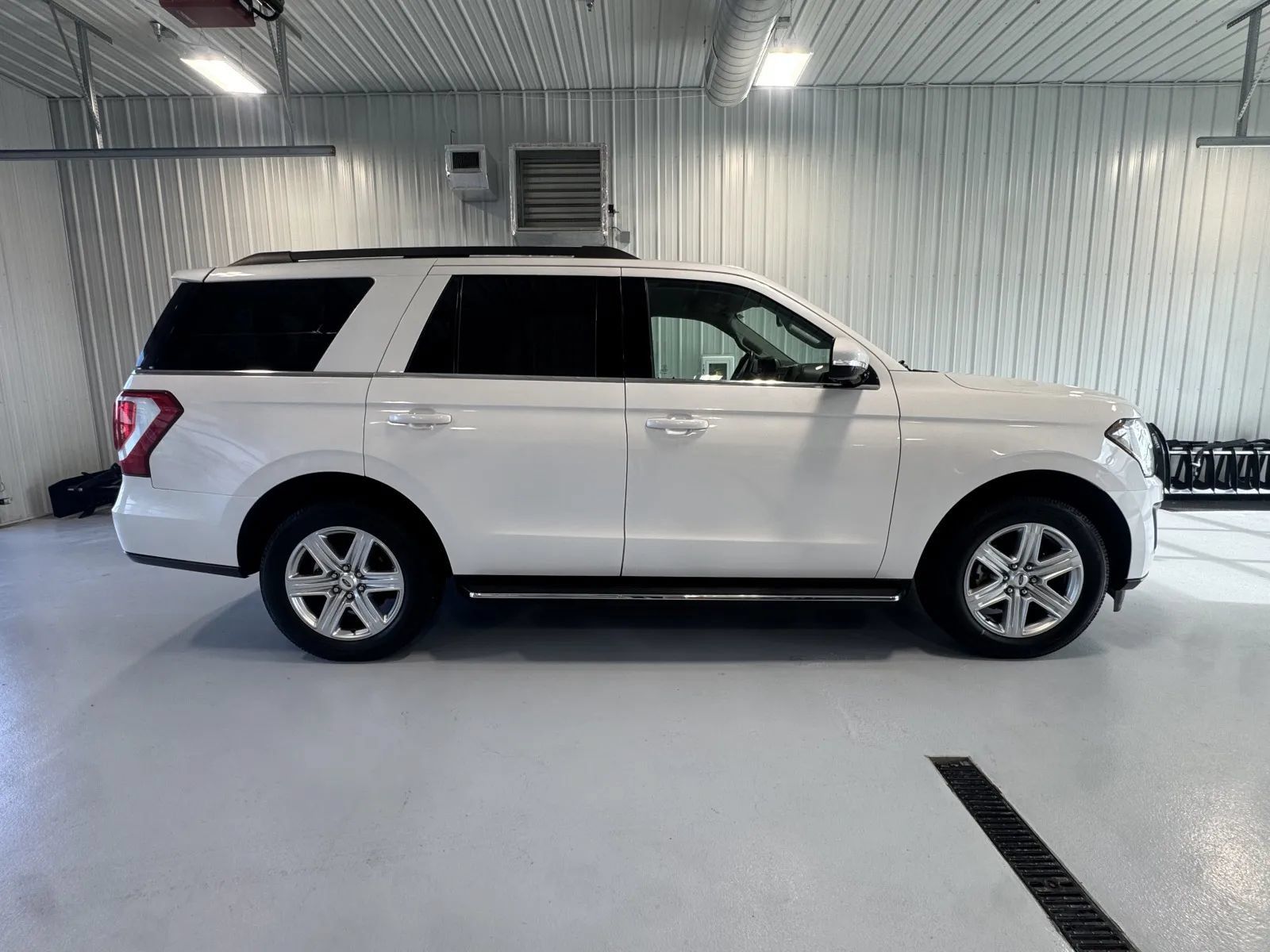 Used 2019 Ford Expedition XLT w/ Equipment Group 202A AWD/4WD image 3