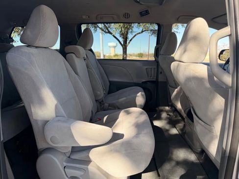 Used 2017 Toyota Sienna LE image 31
