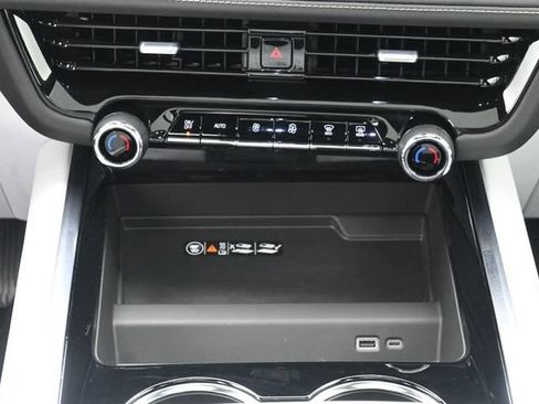 Used 2025 Chevrolet Tahoe Premier w/ Sun And Tow Package AWD/4WD image 24