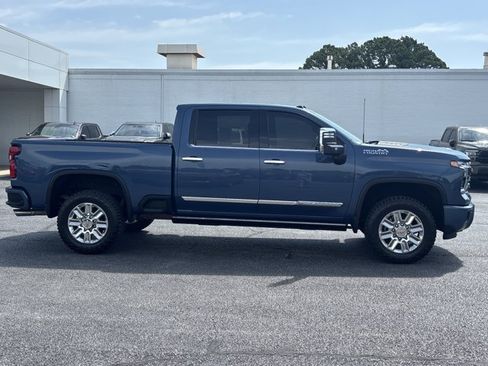 Used 2024 Chevrolet Silverado 2500 High Country w/ Technology Package AWD/4WD image 2