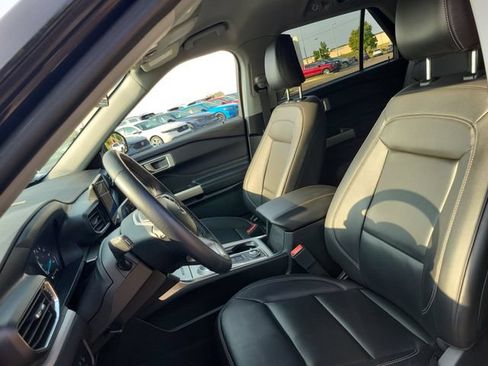 Used 2023 Ford Explorer XLT w/ Equipment Group 202A AWD/4WD image 18
