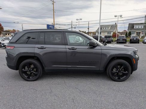Used 2023 Jeep Grand Cherokee Altitude image 8