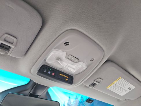 Used 2019 Chevrolet Bolt Premier w/ Infotainment Package FWD image 28