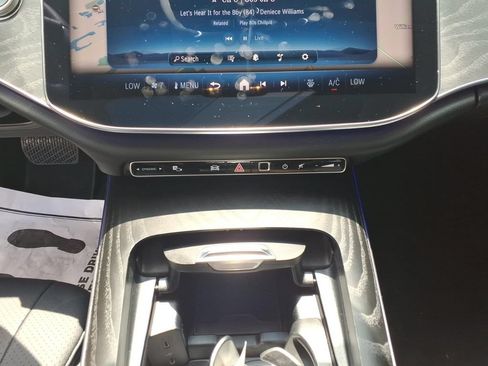 Used 2025 Mercedes-Benz E 350 4MATIC Sedan image 25