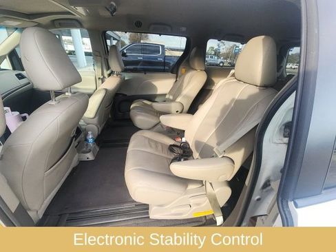 Used 2014 Toyota Sienna XLE image 16