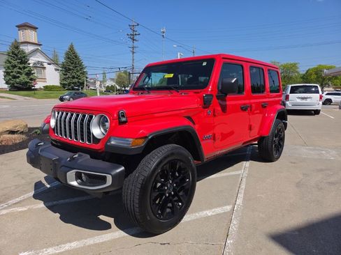 Used 2025 Jeep Wrangler Unlimited Sahara w/ Safety Group AWD/4WD image 8
