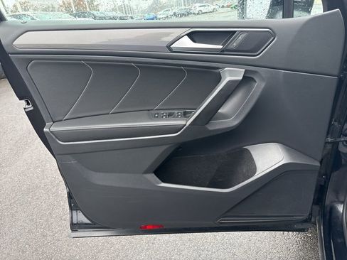 Used 2023 Volkswagen Tiguan SE w/ Panoramic Sunroof Package image 27