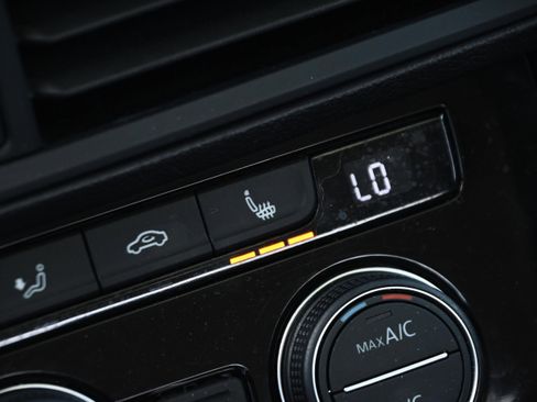 Used 2023 Volkswagen Jetta SE w/ Panoramic Sunroof Package image 38