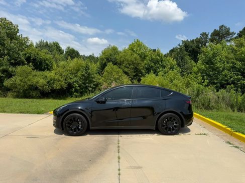 Used 2023 Tesla Model Y AWD image 2