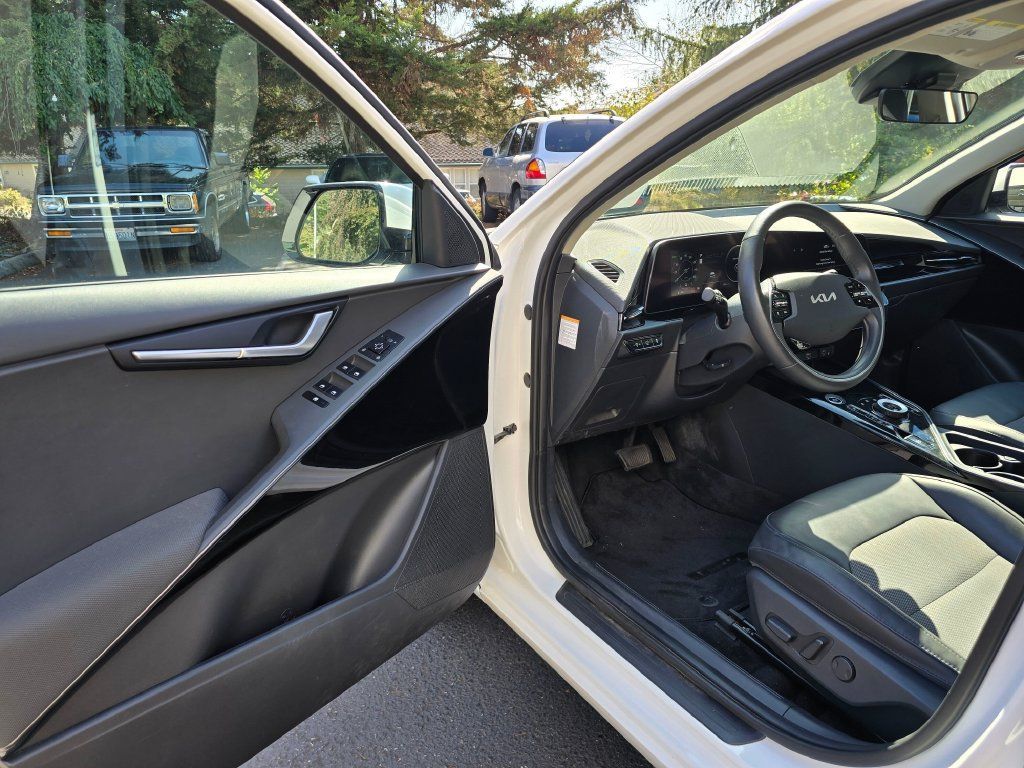 Certified 2023 Kia Niro Wind w/ Wind Preserve Package FWD image 7