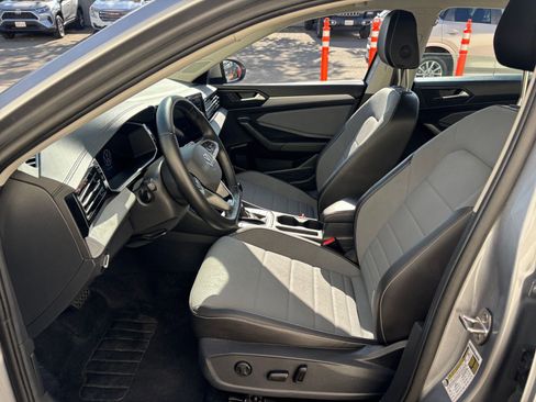 Used 2025 Volkswagen Jetta SE image 27