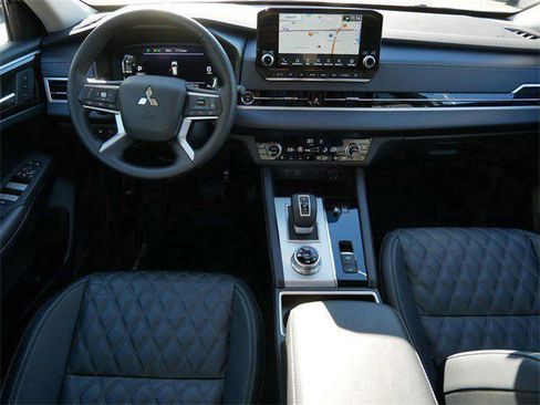 Used 2025 Mitsubishi Outlander SEL image 11