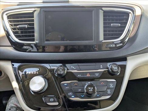 Used 2018 Chrysler Pacifica L FWD image 14