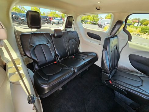 Used 2024 Chrysler Pacifica Touring-L FWD image 30