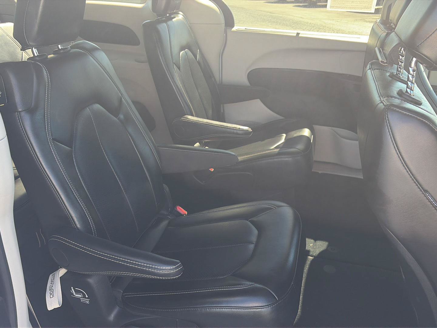 Used 2024 Chrysler Pacifica Touring-L FWD image 16