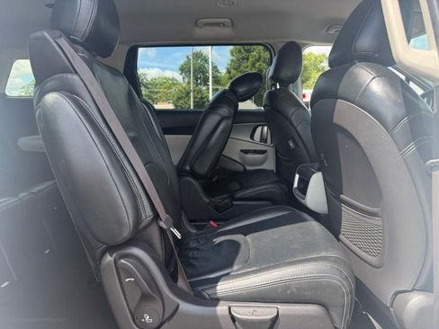Used 2022 Kia Carnival LX FWD image 10