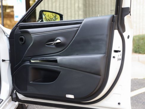 Used 2024 Lexus ES 300h w/ Premium Package image 17