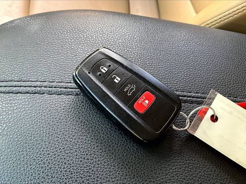 Used 2019 Toyota RAV4 XLE Premium FWD image 35