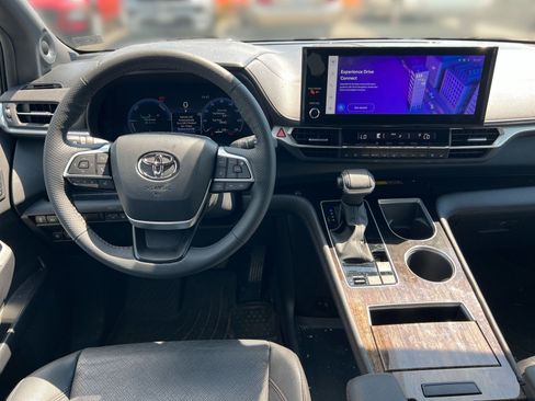 Used 2025 Toyota Sienna Platinum AWD/4WD image 21