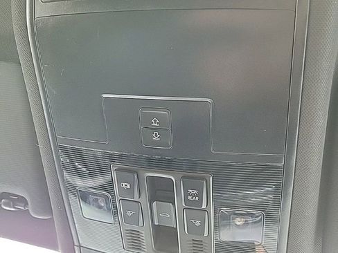 Certified 2022 Volkswagen Tiguan SE R-Line image 10