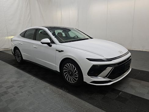 Used 2025 Hyundai Sonata Limited FWD image 2