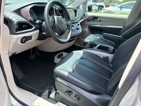 Used 2024 Chrysler Pacifica Touring-L FWD image 2